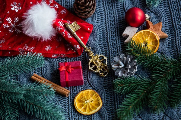 Kerstman hoed en gouden sleutel — Stockfoto