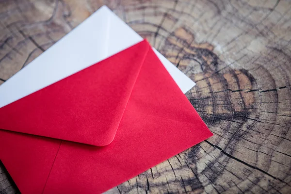 Deux enveloppes rouge et blanc — Photo
