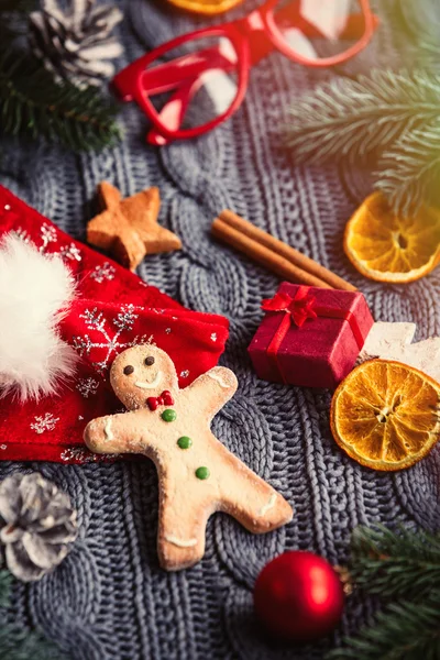 Kerst bauble en gingerbread man — Stockfoto