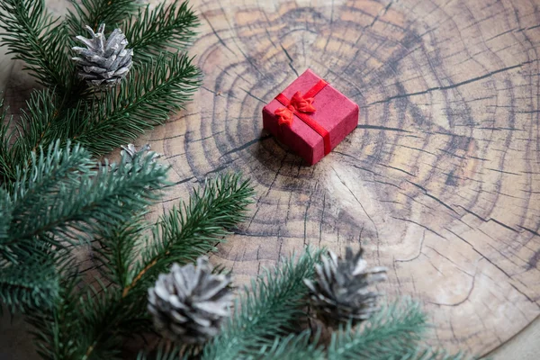 Cutie cadou roșie și ramură de pin — Fotografie, imagine de stoc