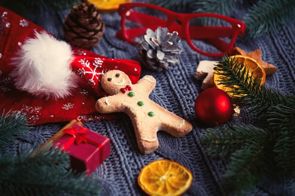 Christbaumkugel und Lebkuchenmann — Stockfoto