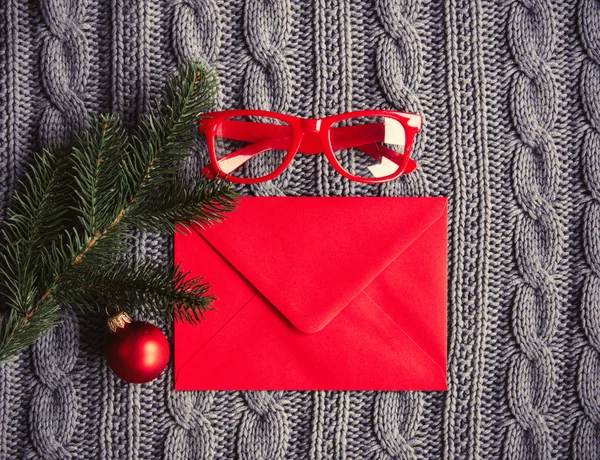 Piros borítékot, és a karácsonyfa ága — Stock Fotó