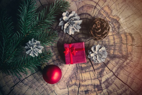 Presente de Natal e pinhas — Fotografia de Stock