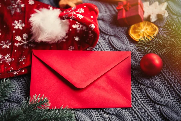 Decoração de Natal e envelope — Fotografia de Stock