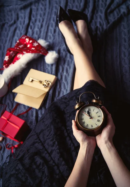 Kvinna med jul klocka och nyckel — Stockfoto
