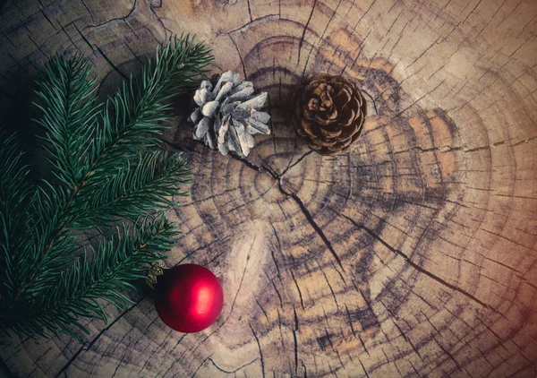 Boule de Noël et cône de pin — Photo