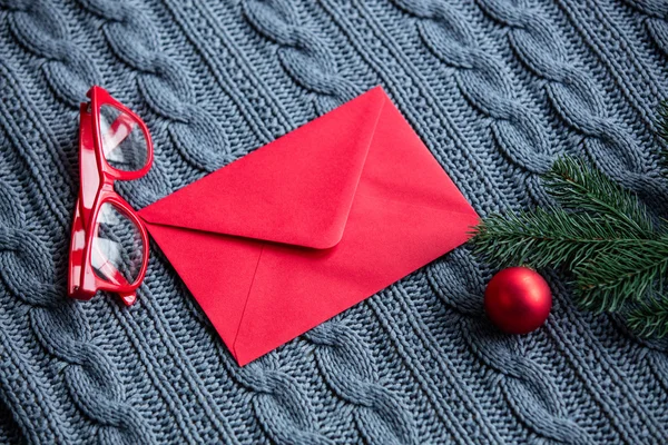 Красный конверт и ветка рождественской елки — стоковое фото