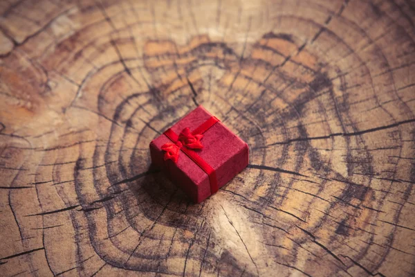 Caixa de presente vermelho — Fotografia de Stock