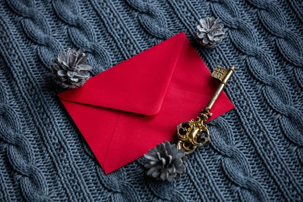 Czerwoną kopertę i klucz — Zdjęcie stockowe
