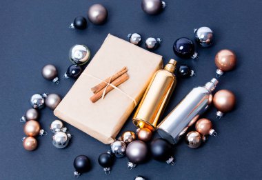 Hediye kutusu ve baubles 