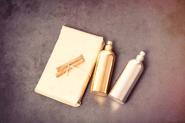 Parfum met cadeau — Stockfoto