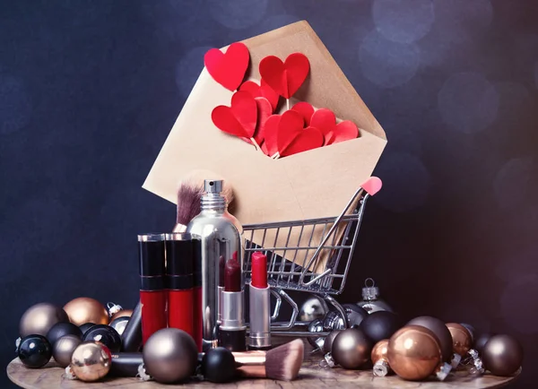 Chrismas gift box en kerstballen — Stockfoto