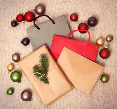 Noel hediyeleri ve baubles 