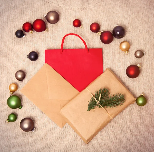 Presentes de Natal e bugigangas — Fotografia de Stock