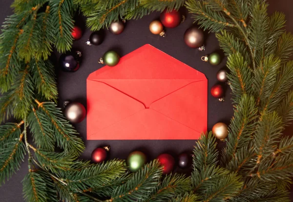 Karácsonyi ajándék és fenyő ág baubles — Stock Fotó