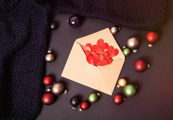 Рождественский конверт с сердечками и безделушками — стоковое фото