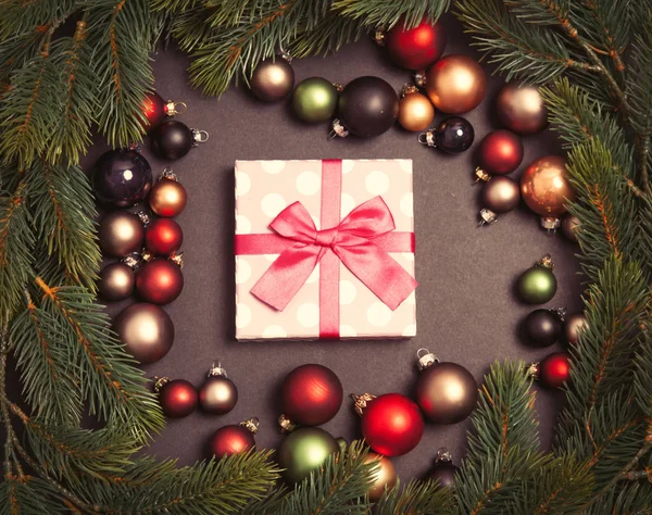 Cadeau de Noël et boules de couleur — Photo