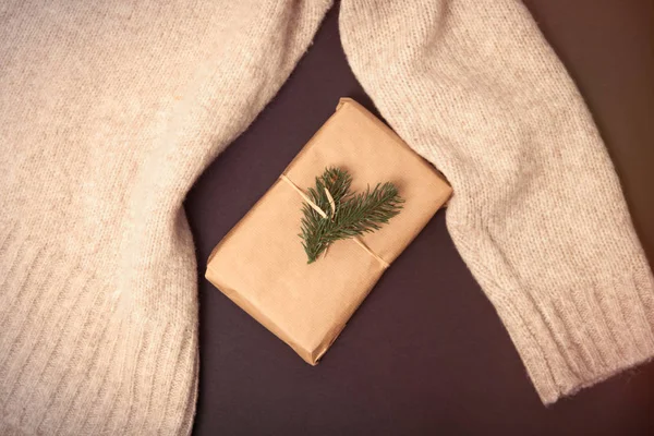 クリスマス ボックスとセーター — ストック写真