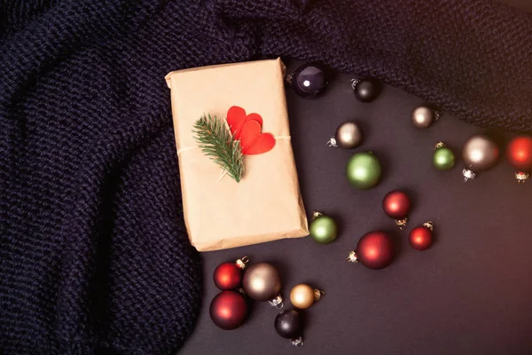 Рождественский подарок и цветные безделушки — стоковое фото