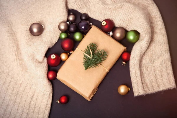 Palline di Natale e regalo con maglione — Foto Stock