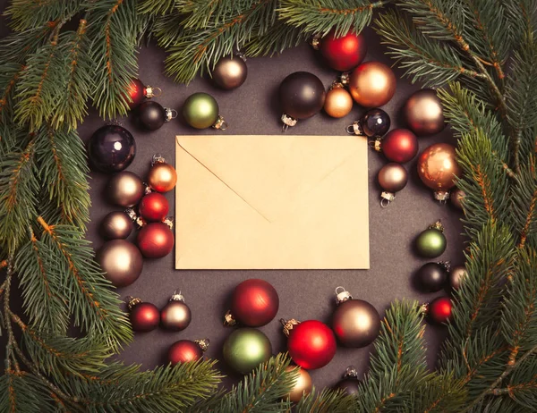 Envelope de Natal com bugigangas — Fotografia de Stock