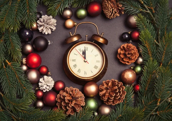 クリスマスの飾りとレトロな目覚まし時計 — ストック写真