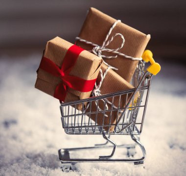 Noel hediyeleri ve alışveriş sepeti