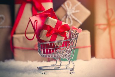 Noel hediyeleri ve alışveriş sepeti 