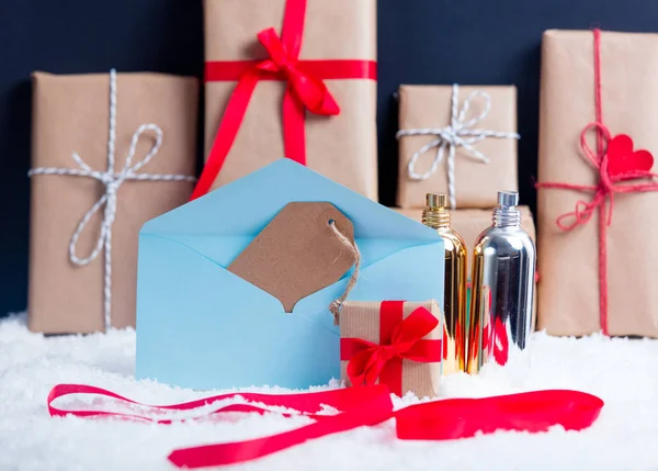 Presentes de Natal e envelope com perfume — Fotografia de Stock