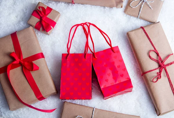 Weihnachtsgeschenke und Einkaufstüten — Stockfoto