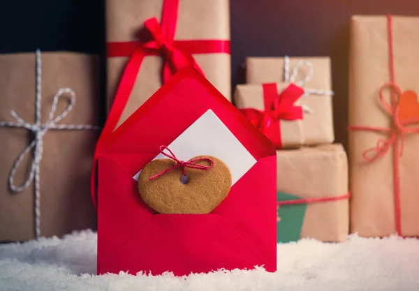 Caixas de presente de Natal e envelope — Fotografia de Stock