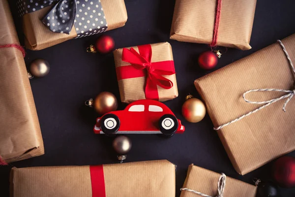 Різдвяний подарунок і маленький іграшковий автомобіль — стокове фото