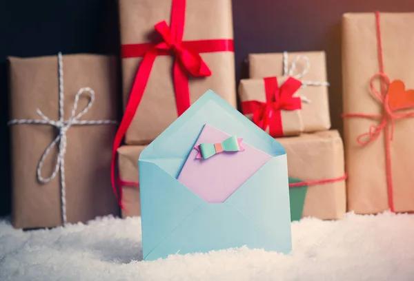 Caixas de presente de Natal e envelope — Fotografia de Stock