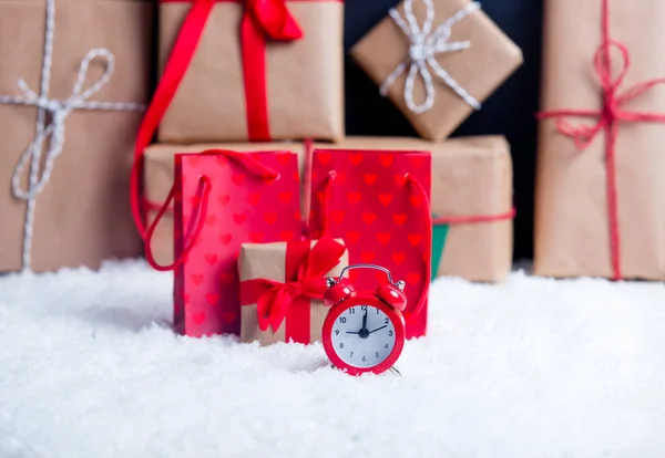 Reloj despertador y regalos de Navidad — Foto de Stock