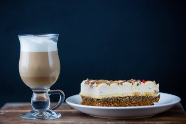 Kapuçino ile İtalyan pasta 