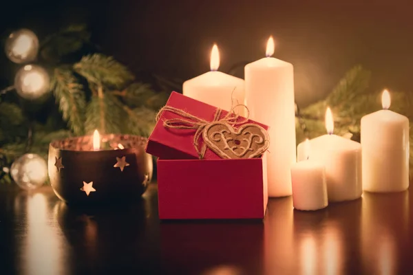 Kerst kaarsen en gift — Stockfoto