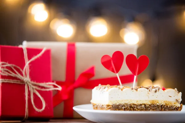 心臓の形や贈り物で甘いケーキ — ストック写真
