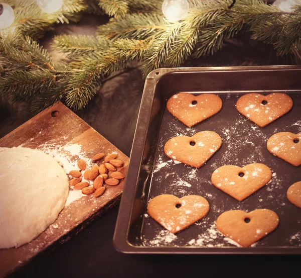 Ζύμη και χριστουγεννιάτικα μπισκότα — Φωτογραφία Αρχείου