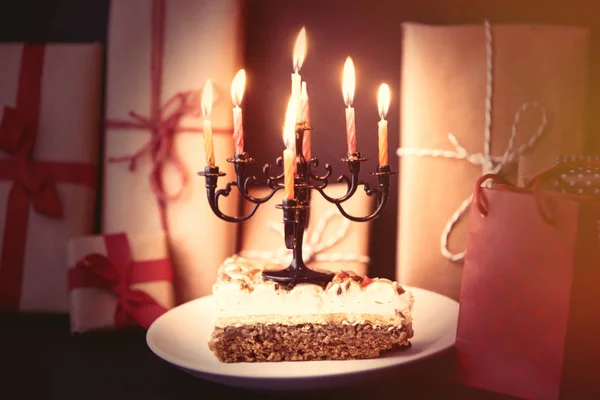 Різдвяні свічки та торт — стокове фото