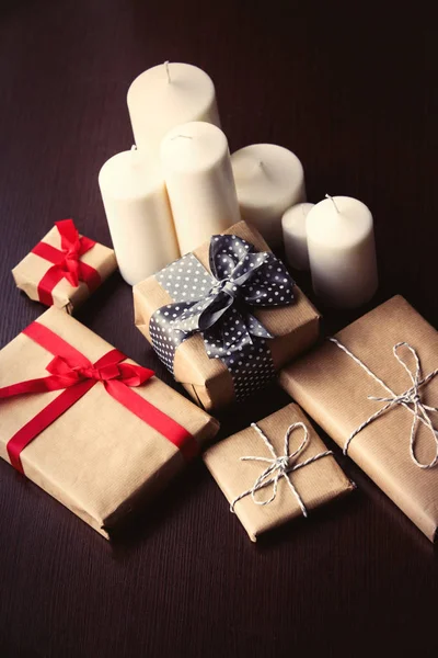 Vánoční dárky a svíčky — Stock fotografie