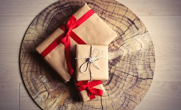 Ahşap arka planda Noel hediyeleri