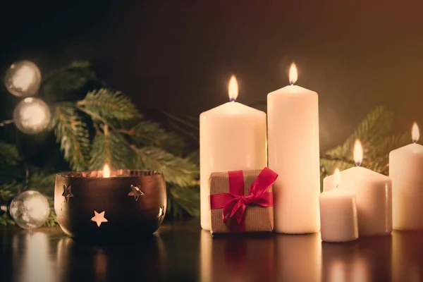 Kerst kaarsen en gift — Stockfoto