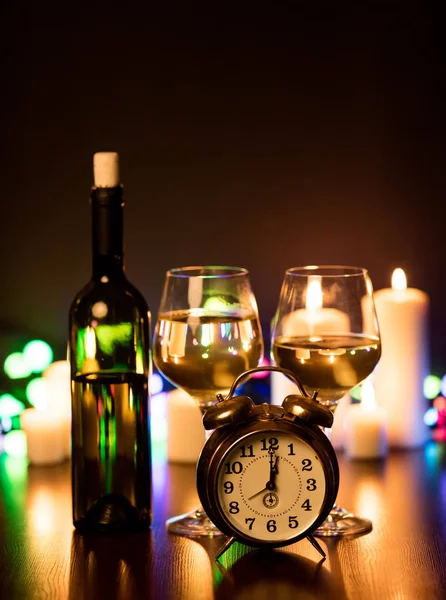 Two glasses of wine and alarm clock — Stock Photo, Image