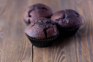 Masadaki çikolatalı kek.