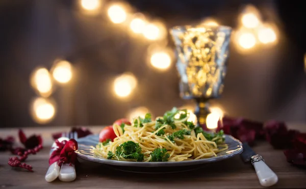 Italiaanse pasta en glas wijn — Stockfoto