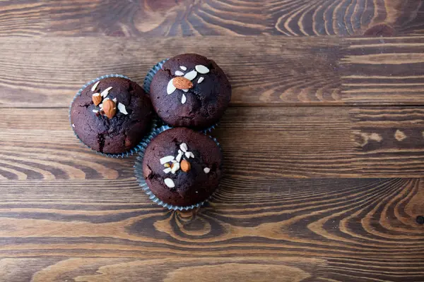 Schokoladenmuffin auf einem Tisch — Stockfoto