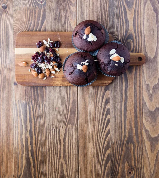 Muffin au chocolat sur une table — Photo