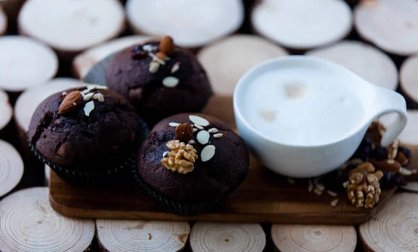 Muffin au chocolat et cappuccino — Photo