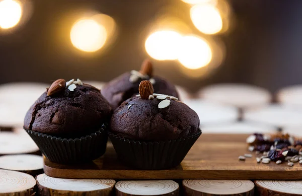 Muffin au chocolat sur une table — Photo