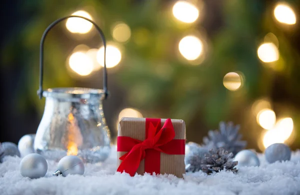 Noel hediyeleri ve latern üstünde kar — Stok fotoğraf